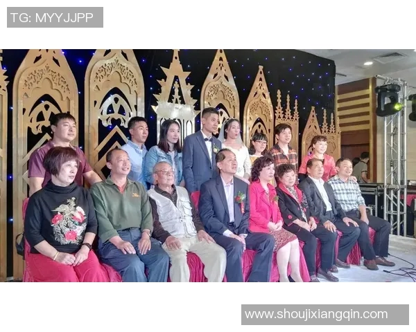 足球明星齐聚一堂共庆盛典精彩合影记录难忘瞬间 足球明星齐聚一堂共庆盛典精彩合影记录难忘瞬间