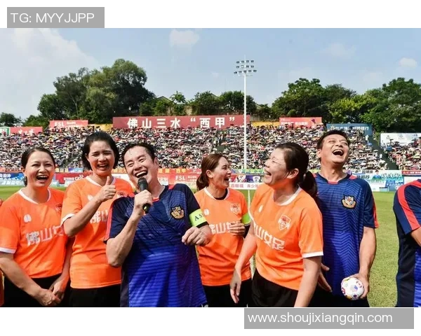 足球明星与球员亲密合照展现友谊与团队精神的精彩瞬间 足球明星与球员亲密合照展现友谊与团队精神的精彩瞬间