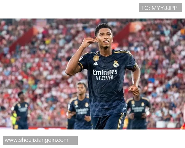 足球明星定妆图揭示他们的魅力与风采，展现球场之外的另一面风情